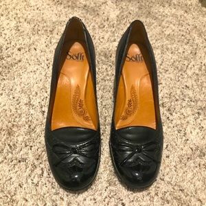 Black patent leather low heeled pump